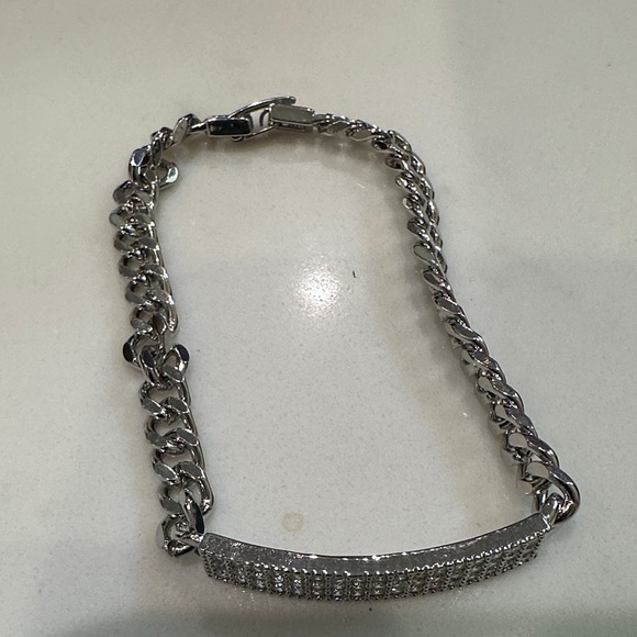 Elegant Silver Bracelet with Sparkling Accents - Picture 2 of 11